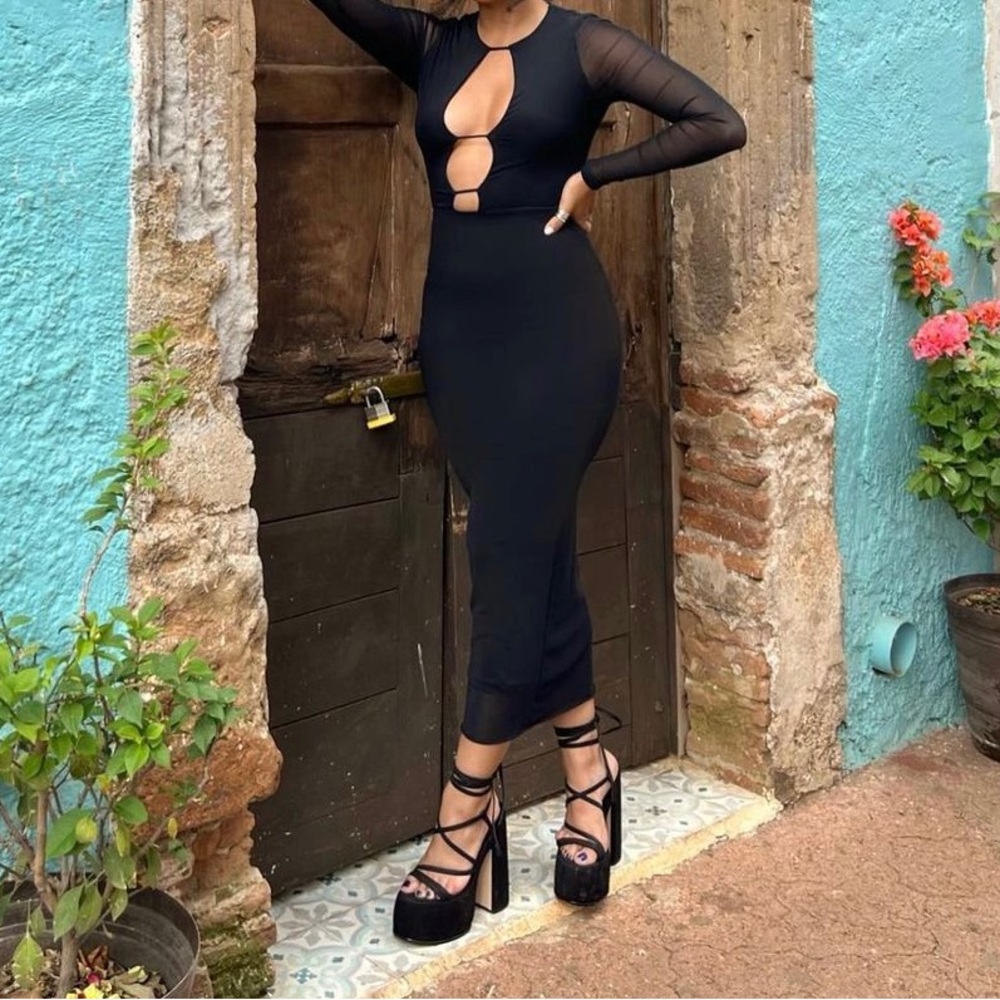 Amazing black dress perfect for a party or date night